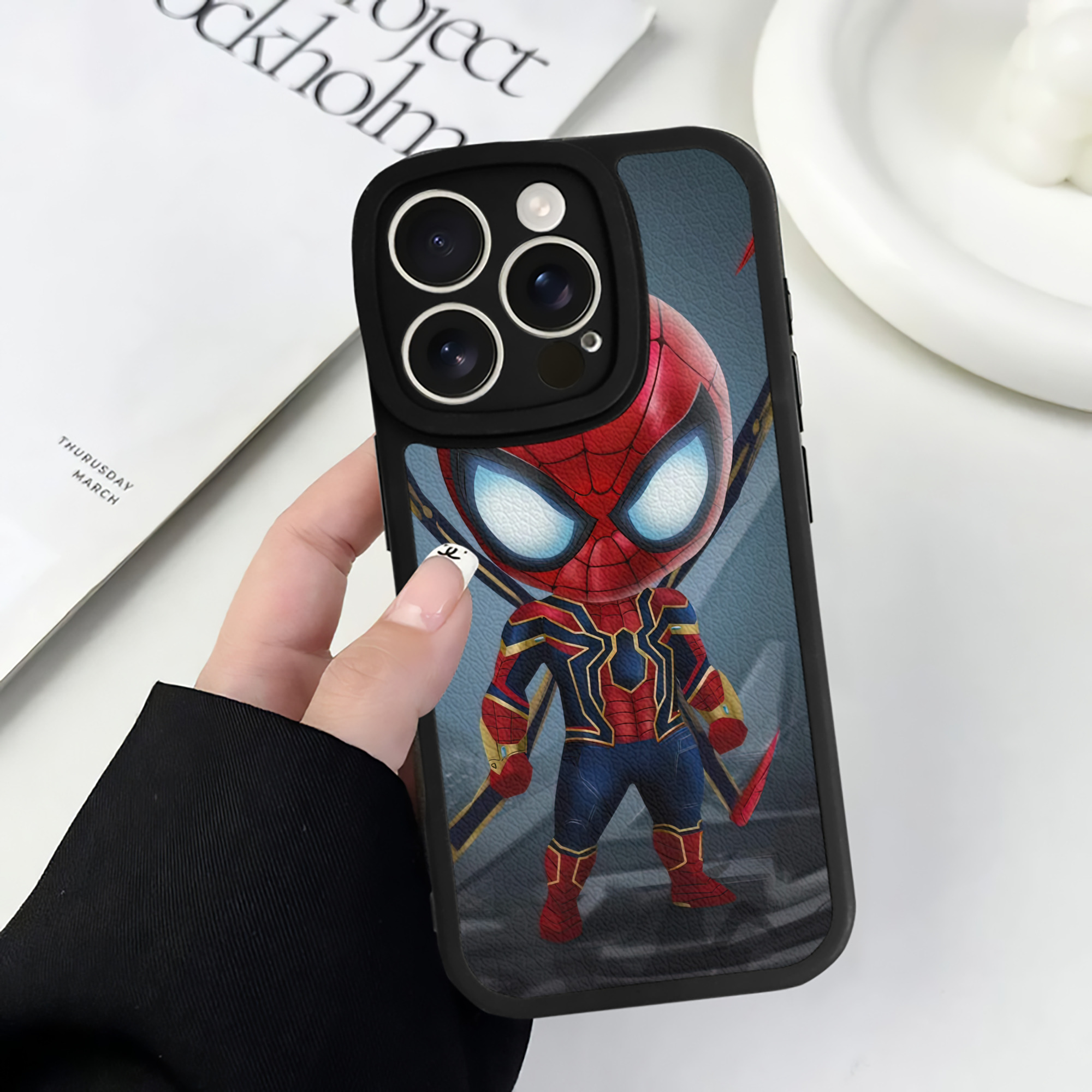 （画像用） Spider Man スパイダーマン 【iPhone 16シリーズ対応】シリコンスマホケース（レザー調） 材質：シリコン
